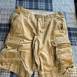 Men’s khaki American Eagle cargo shorts